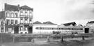 Photo Canal de Charleroi et Quai du Hainaut avec brasserie Louis & Emile De Coster (Molenbeek-Saint-Jean), photogr. anon., s.d. [vers 1930].<br>
