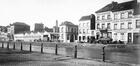 Photo Canal de Charleroi et Quai du Hainaut, brasserie Louis & Emile De Coster, commerces de charbons (Molenbeek-Saint-Jean), photogr. anon., s.d. [vers 1930].<br>