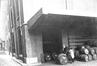 Photo Ouvrier brasseur manipulant des tonneaux, brasserie Louis & Emile De Coster, Quai du Hainaut, 33 (Molenbeek-Saint-Jean), photogr. anon., s.d. [vers 1935].<br>