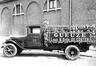 Photo Camion de livraison brasserie Louis & Emile De Coster, Quai du Hainaut, 33 (Molenbeek-Saint-Jean), photogr. anon., s.d. [vers 1935].<br>