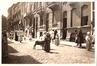 Photo Procession catholique à la Rue de Menin (Molenbeek-Saint-Jean) avec petit Saint Jean-Baptiste en tête, photogr. anon., 1947.<br>