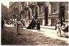 Photo Procession catholique à la Rue de Menin (Molenbeek-Saint-Jean), photogr. anon., 1947.<br>