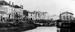 Photo Quai de Mariemont (Molenbeek-Saint-Jean), pont provisoire sur le Canal de Charleroi et Porte de Ninove (Bruxelles), photogr. anon., s.d.<br>