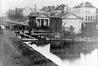 Photo Pavillons d'octroi à la Porte de Flandre et Canal de Charleroi, photogr. anon., s.d. [début 20e siècle].<br>