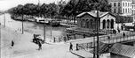 Photo Pont sur le Canal de Charleroi et Porte de Ninove (entre Molenbeek-Saint-Jean et Bruxelles), photogr. anon., s.d. [avant 1930].<br>