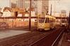 Photo Tram ligne 32 au Boulevard Baudouin, à hauteur du Boulevard Emile Jacqmain (Bruxelles), photogr. anon., 1980.<br>