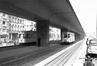 Photo Deux trams dont un de la ligne 64 en-dessous du viaduc, Boulevard Leopold II (Molenbeek-Saint-Jean), photogr. J. Bazin, 1957.<br>