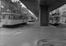 Photo Trams ligne 7 et ligne S en-dessous du viaduc au Boulevard Léopold II (Molenbeek-Saint-Jean), photogr. non., 1964.<br>