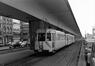 Photo Tram ligne G en-dessous du viaduc au Boulevard Baudouin (Bruxelles), photogr. anon., 1968.<br>