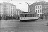 Photo Tram ligne 64 et marché aux chevaux, Place de la Duchesse de Brabant (Molenbeek-Saint-Jean), photogr. J. Bazin, 1959.<br>