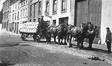Photo Voiture attelée du commerce de charbons G. Devis & fils, Quai de Mariemont, 2-14, Chaussée de Ninove, 6 (Molenbeek-Saint-Jean), photogr. anon., 1910.<br>