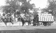 Foto Door paarden getrokken wagen van de kolenhandel G. Devis & fils, Mariemontkaai 2-14, Steenweg op Ninove 6 (Sint-Jans-Molenbeek), fotogr. onbekend, s.d. [1910].<br>