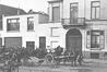 Photo Tombereau du commerce de charbons G. & F. Devis, Quai de Mariemont, 2-14, Chaussée de Ninove, 6 (Molenbeek-Saint-Jean), photogr. anon., s.d. [1910].<br>