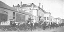 Photo Voitures attelées du commerce de charbons G. Devis & fils, Quai de Mariemont, 2-14, Chaussée de Ninove, 6 (Molenbeek-Saint-Jean), photogr. anon., 1910.<br>