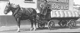 Photo Voiture attelée du commerce de charbons G. Devis & fils, Quai de Mariemont, 2-14, Chaussée de Ninove, 6  (Molenbeek-Saint-Jean), photogr. anon., s.d. [1910].<br>
