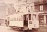 Photo Tram ligne 89 à la Rue d'Enghien, face au dépôt de trams (Molenbeek-Saint-Jean), photogr. anon., 1949.<br>