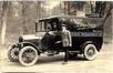Photo Voiture de livraison de la boulangerie Sorgeloos, Rue Delaunoy, 16 (Molenbeek-Saint-Jean), photogr. anon., s.d. [années 1920-1930].<br>