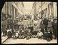 Fotokaart Groep arbeiderskinderen in een straat in Sint-Jans-Molenbeek, fotogr. onbekend, s.d., [jaren 1930?].<br>