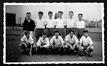 Photo Equipe de footbaal FC Sparta de Molenbeek-Saint-Jean (devant les gazomètres du Sippelberg), photogr. anon., 1953.<br>