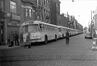 Photo Bus stationnés Rue Reimond Stijns (Molenbeek-Saint-Jean) attendant les supporters de football, photogr. anon., 1959.<br>