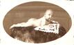 Fotokaart Jong kind poserend op een bontkleed, foto G. Mesmaeker (Sint-Jans-Molenbeek), s.d. [ca. 19]. <br>