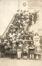 Fotokaart Leerlingen van Gemeenteschool nr. 13 (?) op het feest voor oorlogswezen, fotogr. L. Hoogewijs (Sint-Jans-Molenbeek), s.d. [ca. 1920]. <br>