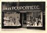 Carton publicitaire 'A la Pouponnière - couture pour enfants' F. Agneessens, Chaussée de Gand, 61 (Molenbeek-Saint-Jean), maison Ern. Thill (Bruxelles), s.d. [vers 1950-1960].<br>