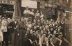 Carte photo Les 'Collecteurs de Molenbeek', militants collectant des fonds en soutien aux républicains combattant dans la guerre civile en Espagne, photogr. anon., 1937.<br>