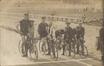 Carte photo Départ d'une course au vélodrome du Karreveld (Molenbeek-Saint-Jean), photogr. L. Hoogewijs (Molenbeek-Saint-Jean), s.d. [vers 1910].<br>