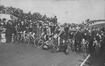 Carte photo Départ d'une course au vélodrome du Karreveld (Molenbeek-Saint-Jean), photogr. L. Hoogewijs (Molenbeek-Saint-Jean), s.d. [vers 1910].<br>