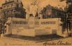 Carte-vue Monument aux morts de la première Guerre mondiale, Square des Libérateurs (Molenbeek-Saint-Jean), éd. Hélio art Bichrome De Graeve (Gand), s.d. [1925 ou après].<br>