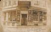 Fotokaart Kruidenierswinkel M. Ackermans, Leopold II-laan 98, op de hoek van de Mommaertsstraat (Sint-Jans-Molenbeek), s.d. [begin 20ste eeuw].<br>