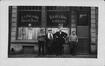 Carte photo Café 'A l'Ancienne Maison Verte', Rue des Quatre-Vents, 90 (Molenbeek-Saint-Jean), affiche cinéma Vieux Duc, photogr. anon., s.d. [années 1930 ?]. <br>