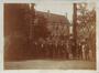 Foto Wandelaars poseren voor de kasteelhoeve van Karreveld (Sint-Jans-Molenbeek), fotogr. onbekend, 1914.<br>
