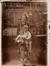 Photo Portrait de famille (femme, deux enfants et ours en peluche) probablement à Molenbeek-Saint-Jean, photogr. anon., s.d. [années 1920-1930 ?].<br>