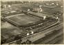 Photo Le stade de football et d'athlétisme du Daring et la manufacture de tabacs AJJA en construction, Molenbeek-Saint-Jean, s.d.<br>