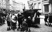 Photo Joueur d'orgue à la Place de la Duchesse de Brabant (Molenbeek-Saint-Jean), photogr. anon., 1923.<br>