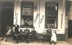 Fotokaart Café van I. Vanmuylder-Roman, Prinsesstraat 10 (Sint-Jans-Molenbeek), fotogr. onbekend, 1913.<br>