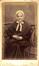 Foto Driekwartportret van een anonieme oudere vrouw, fotogr. Egide Verhassel (Sint-Jans-Molenbeek), s.d. [rond 1900].<br>