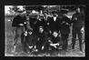 Carte photo Groupe d'amateur de course cycliste sur le terre-plein du vélodrome du Karreveld (Molenbeek-Saint-Jean), photogr. anon., s.d. [entre 1908 et 1916].