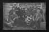 Carte photo Coureurs cyclistes et leurs supporters au terre-plein du vélodrome de Karreveld (Molenbeek-Saint-Jean), photogr. anon., s.d. [entre 1908 et 1916].<br>