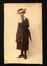 Carte photo Portrait en pied d'une dame au chapeau et avec parapluie, photogr. anon. (Molenbeek-Saint-Jean ?), 1919.