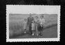 Familiefoto Souvenir van een wandeling in Moortebeek (tussen Anderlecht en Sint-Jans-Molenbeek), fotogr. onbekend, 1951.<br>