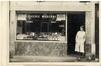 Carte photo Epicerie moderne De Maubeuge-De Hertogh, Rue des Etangs noirs, 46 (Molenbeek-Saint-Jean), s.d. [vers 1925-1930].<br>