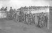 Carte photo Départ d'une course de motocycle sur le vélodrome du Karreveld (Molenbeek-Saint-Jean), photogr. anon., s.d.[vers 1910].<br>