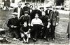 Carte photo Fans de cyclisme (ou des coureurs ?) avec accordéoniste sur la pelouse du vélodrome du Karreveld (Molenbeek-Saint-Jean), photogr. anon., s.d. [vers 1910].<br>