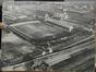 Photo aérienne Stade de football du Daring et manufacture de tabacs AJJA (Molenbeek-Saint-Jean), photogr. anon., s.d. [vers 1920].<br>