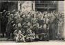 Photo Manifestation de militants de l’Union socialiste anti-fasciste devant la Maison du Peuple de Molenbeek-Saint-Jean, photogr. anon., 1936.<br>