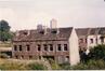 Photo Vieilles maisons du quartier Beekkant (Molenbeek-Saint-Jean) en attente de leur démolition, photogr. anon., 1956.<br>