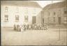Photo Colonie scolaire de la commune de Molenbeek-Saint-Jean 'Ecole / School Auguste Smets' à Itterbeek, activité à l'extérieur, photogr. anon., s.d.<br>